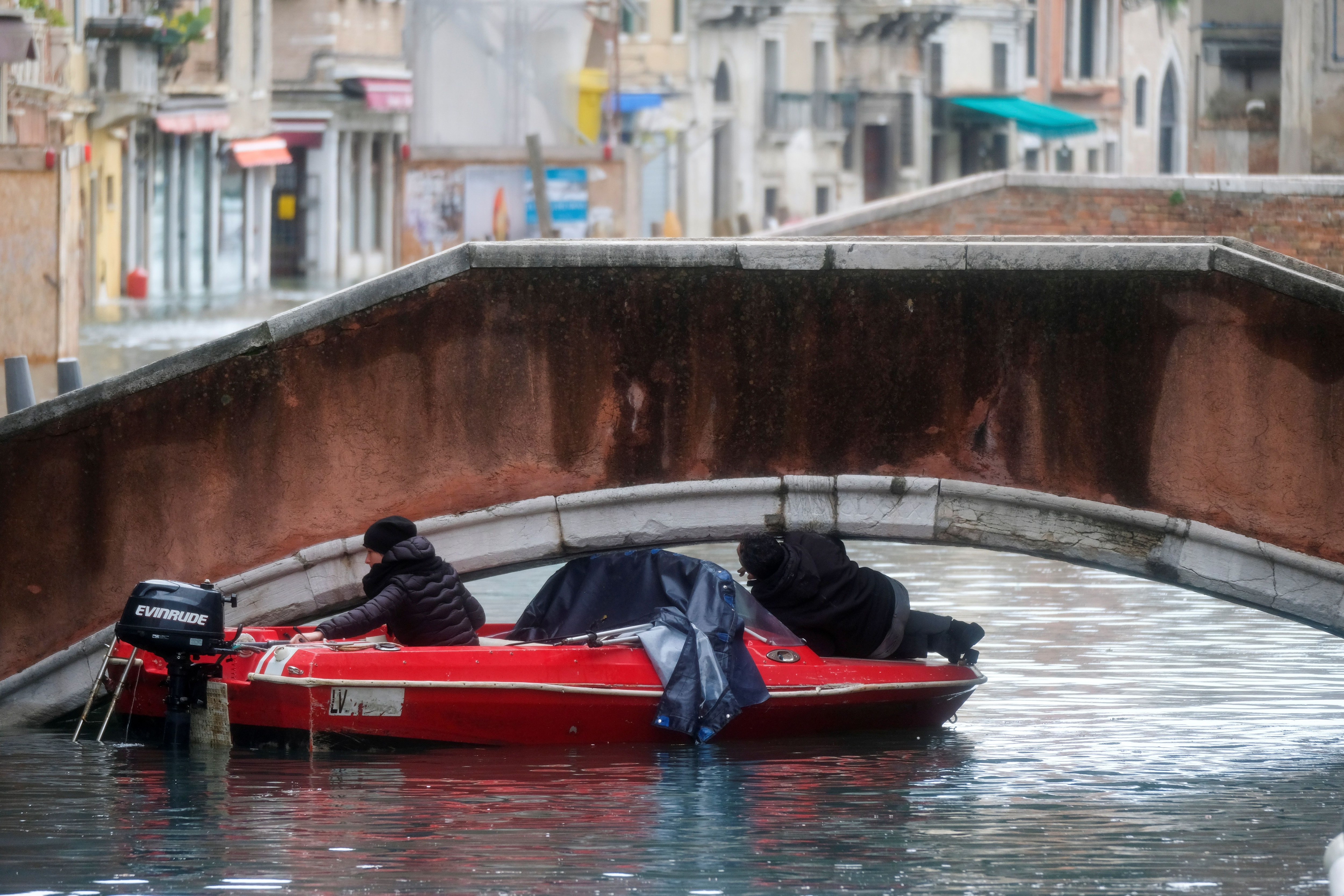 El nivel del agua creció tanto que resulta difícil atravesar los puentes en barco (Reuters)