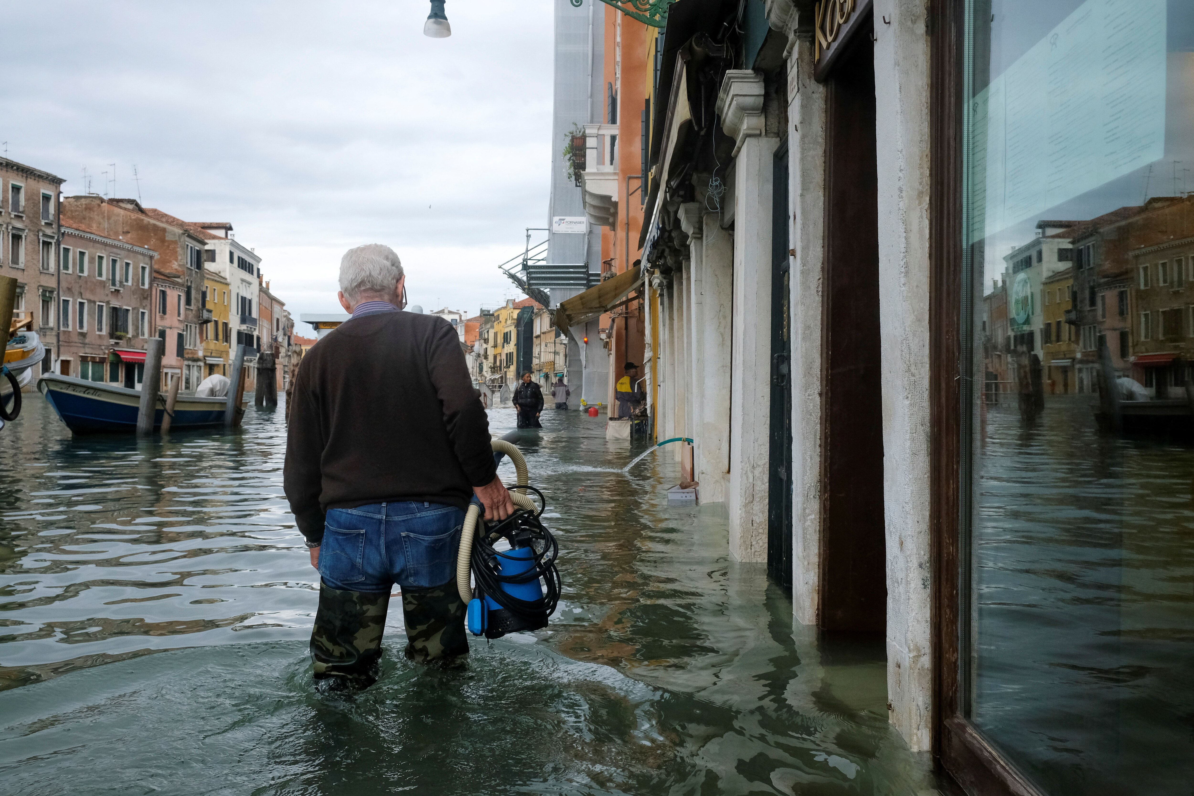 Los vecinos tratan de sobre llevar la peor inundación en 50 años (REUTERS/Manuel Silvestri)