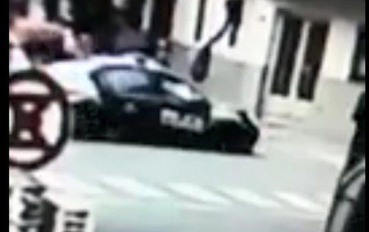 Video: el momento en que un patrullero a toda velocidad arrolla a una moto y mata a una chica de 19 años