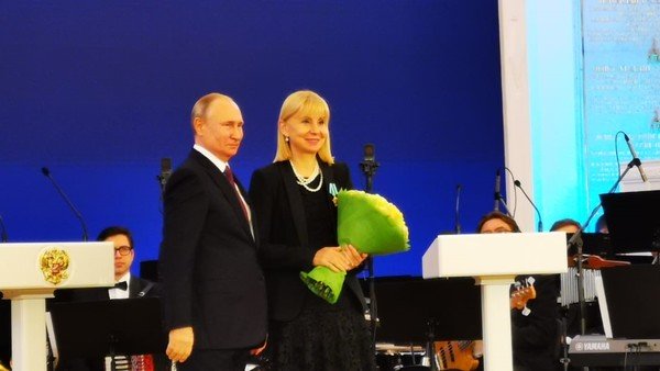 Vladimir Putin condecoró con la Orden de la Amistad a la directora del Teatro Colón