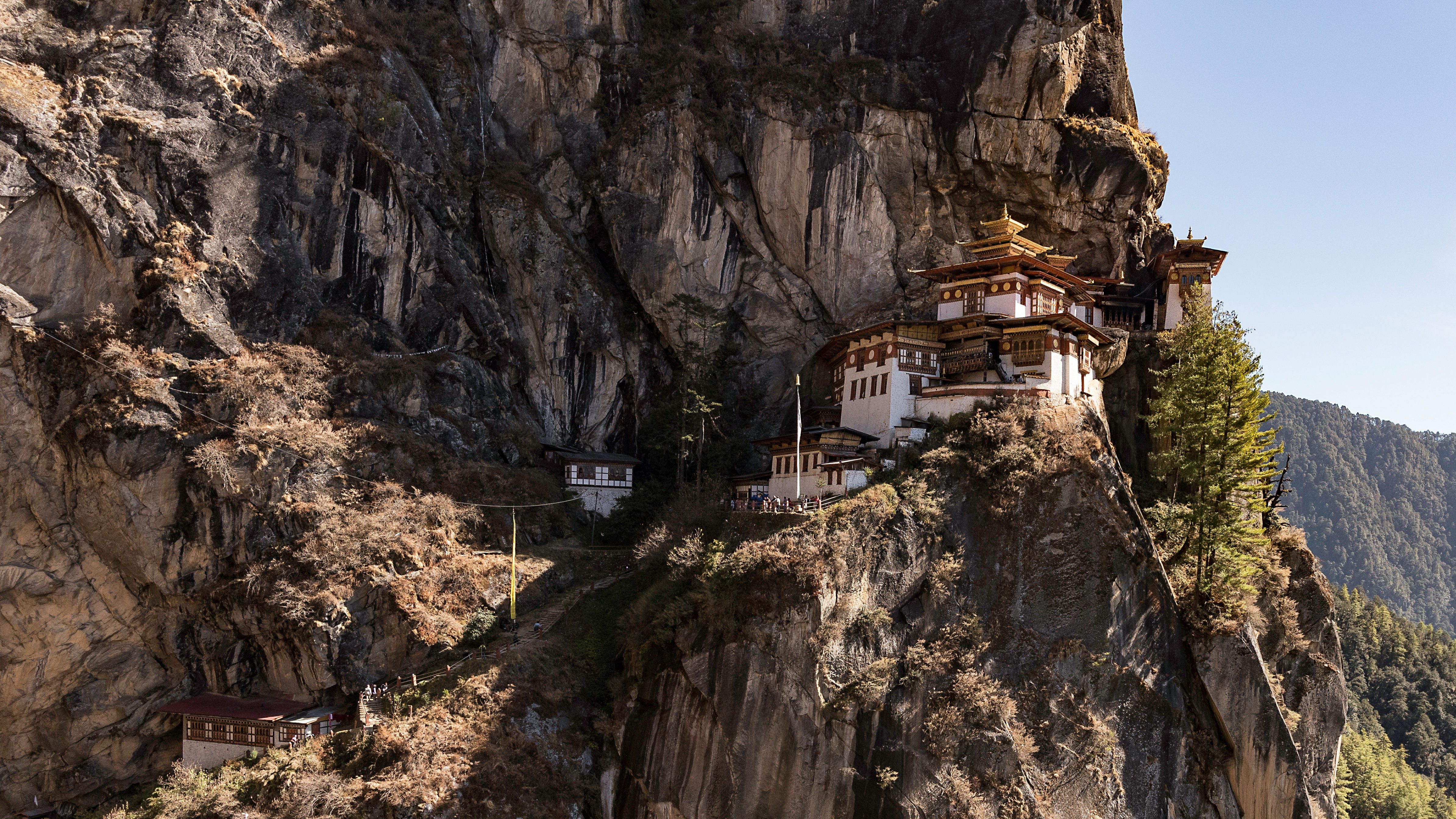 Escondido en el extremo oriental del Himalaya, el reino budista de Bután solo ha permitido turistas desde 1974. Algunos lo describen como "una joya escondida en Asia"