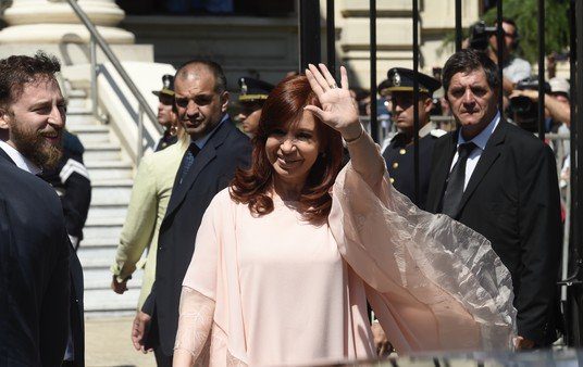 A un día de su asunción: falsa amenaza de bomba en el departamento y en el despacho de Cristina Kirchner