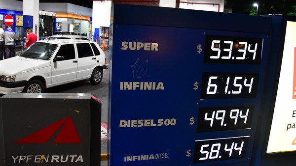 Alberto Fernández ordenó a YPF dar marcha atrás con el aumento del 5% en los combustibles