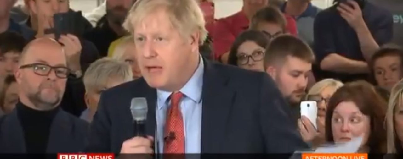 Channel 4 News subtituló un video de Boris Johnson, cometió un error y provocó una ola de furia contra el Primer Ministro