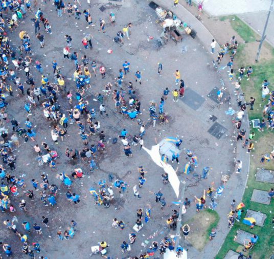 Corridas e incidentes en la zona del Obelisco durante los festejos por el Día del Hincha de Boca