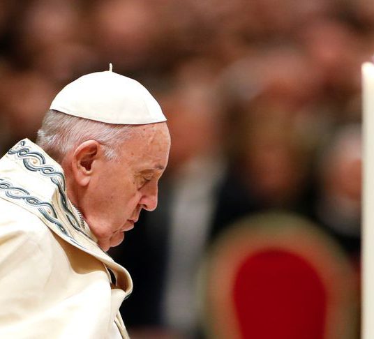 El enojo del papa Francisco con una mujer que lo agarró bruscamente del brazo tras la última misa del año en el Vaticano