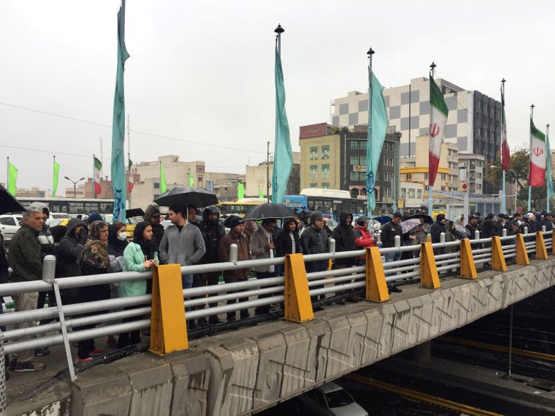 Protestas contra el aumento del precio del combustible en Teherán, Irán, 16 noviembre 2019.
Nazanin Tabatabaee/WANA (West Asia News Agency) vía REUTERS/FOTO DE ARCHIVO