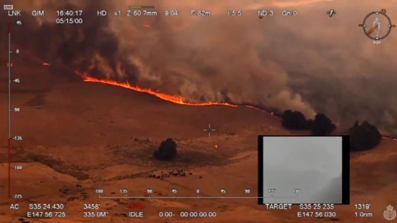 La ola de calor aviva los incendios en Australia: murió un bombero y las llamas alcanzan Melbourne