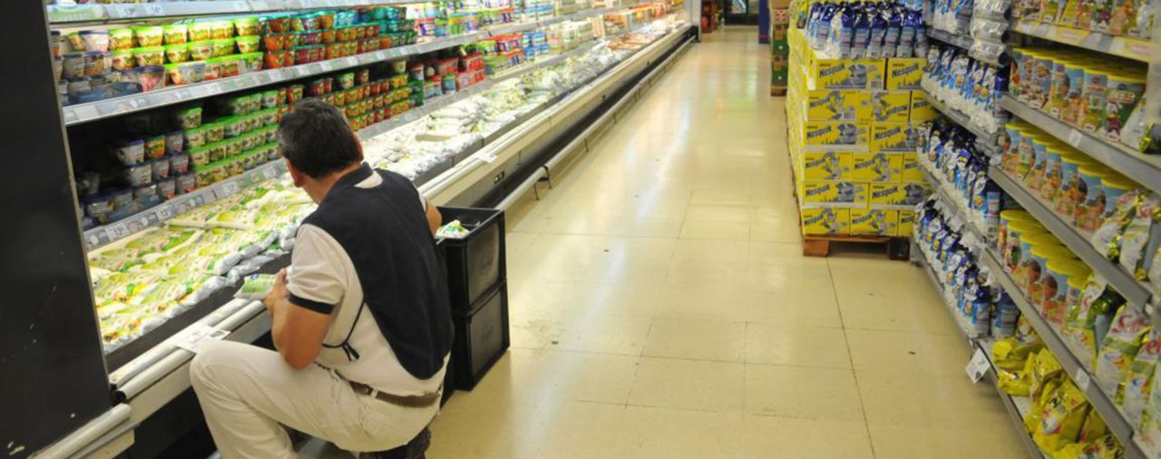 Las ventas en los supermercados cayeron 1,3% en doce meses