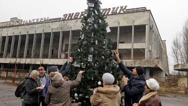 Levantaron el primer árbol de Navidad cerca de Chernobyl luego de la tragedia nuclear