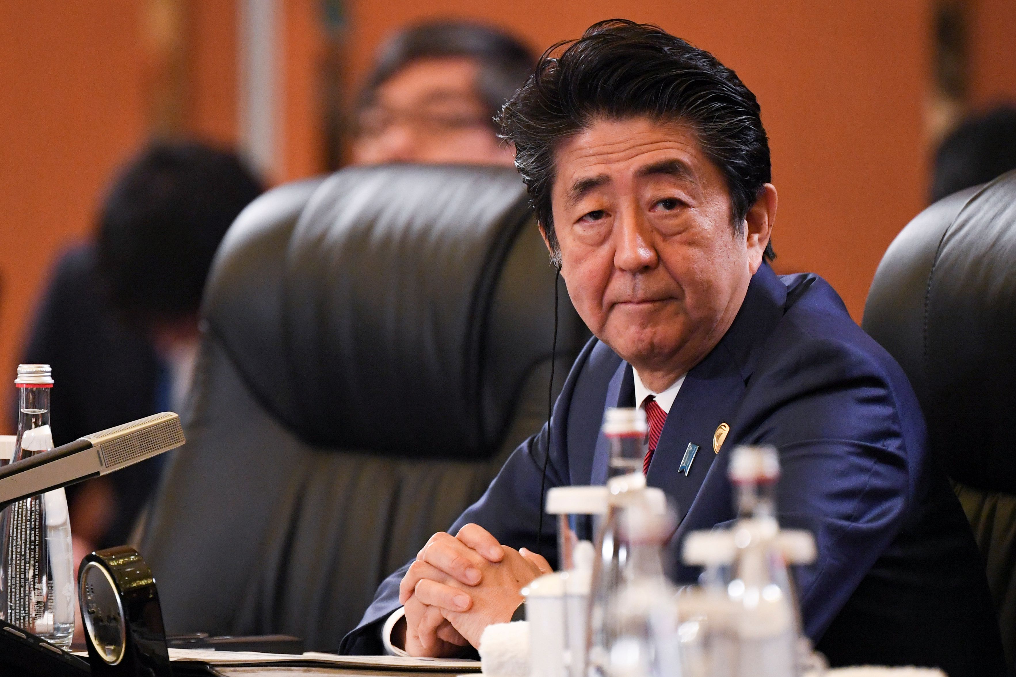 El primer ministro de Japón, Shinzo Abe, asiste a la octava reunión de líderes trilaterales entre China, Corea del Sur y Japón en Chengdu, en la provincia de Sichuan, suroeste de China, el 24 de diciembre de 2019 (Reuters)