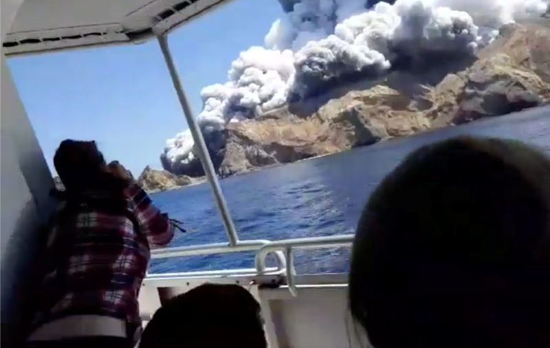 Los impactantes videos de los turistas que sobrevivieron a la erupción del volcán Whakaari: “Estuvimos al borde del cráter”