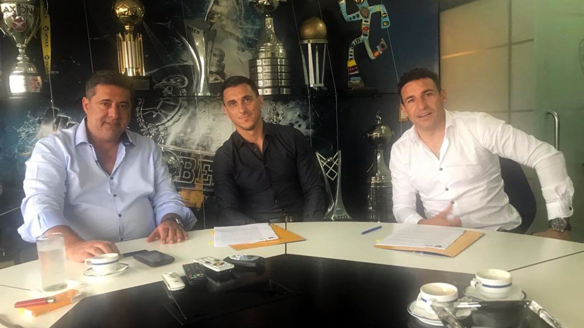 Daniel Angelici, Nicolás Burdisso y Aníbal Matellán, cuando firmaron sus vínculos con Boca en enero de 2019
