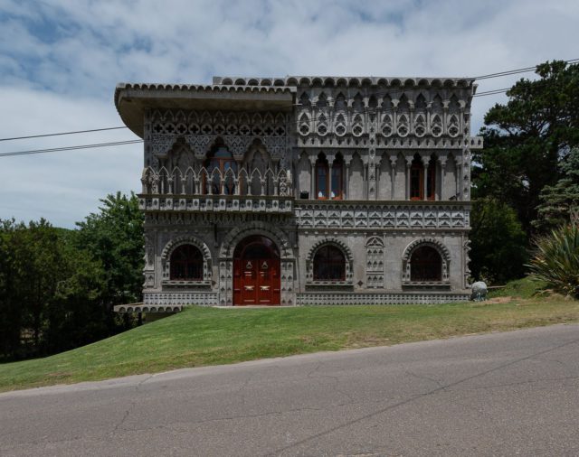 Quién vive y cómo es por dentro el misterioso palacio gótico de Pinamar