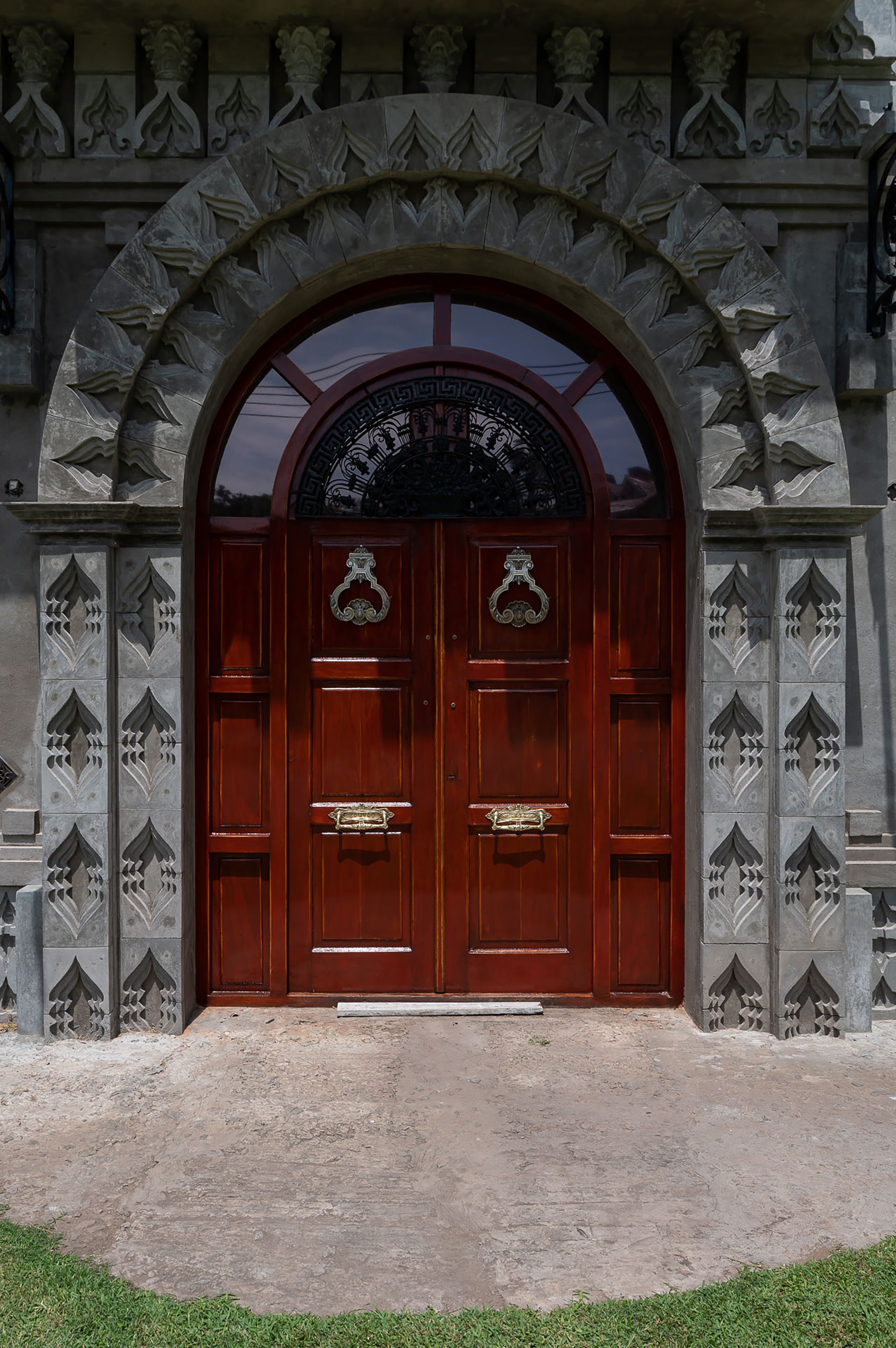 La puerta principal de ingreso al palacio