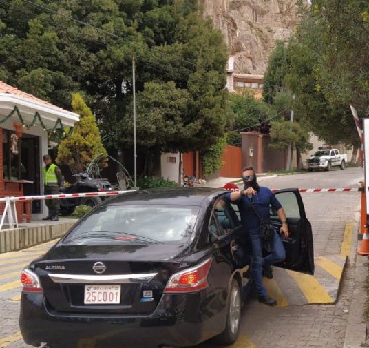 Tensión en La Paz: encapuchados intentaron ingresar a la embajada de México en dos vehículos diplomáticos de España