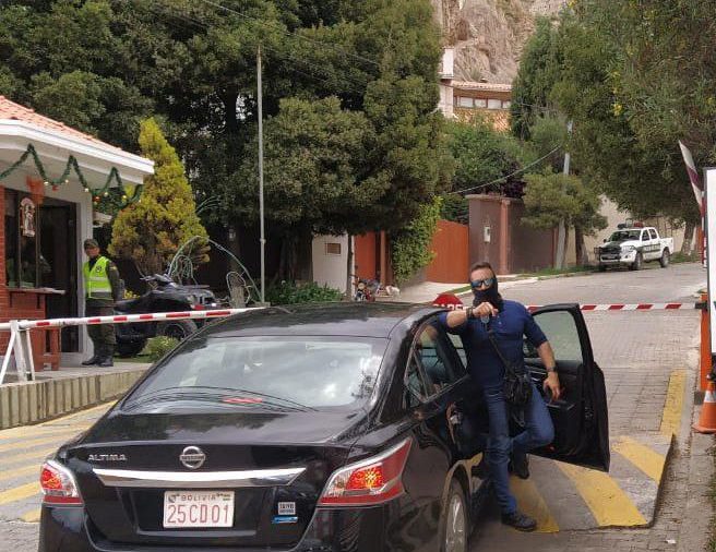 Tensión en La Paz: encapuchados intentaron ingresar a la embajada de México en dos vehículos diplomáticos de España