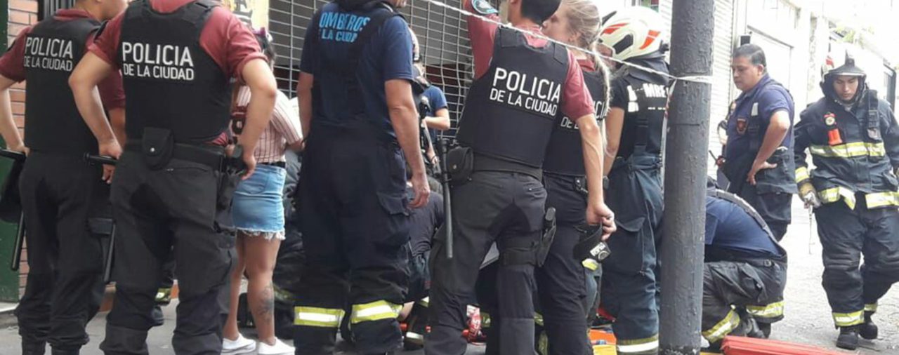 Un nene de 5 años cayó desde una terraza a la vereda en Balvanera: quedó internado por múltiples golpes