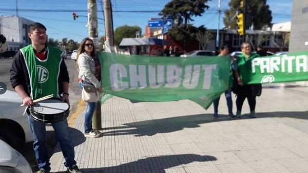 Crisis en Chubut: ATE advierte que aceptar el congelamiento de salarios "sería un suicidio"