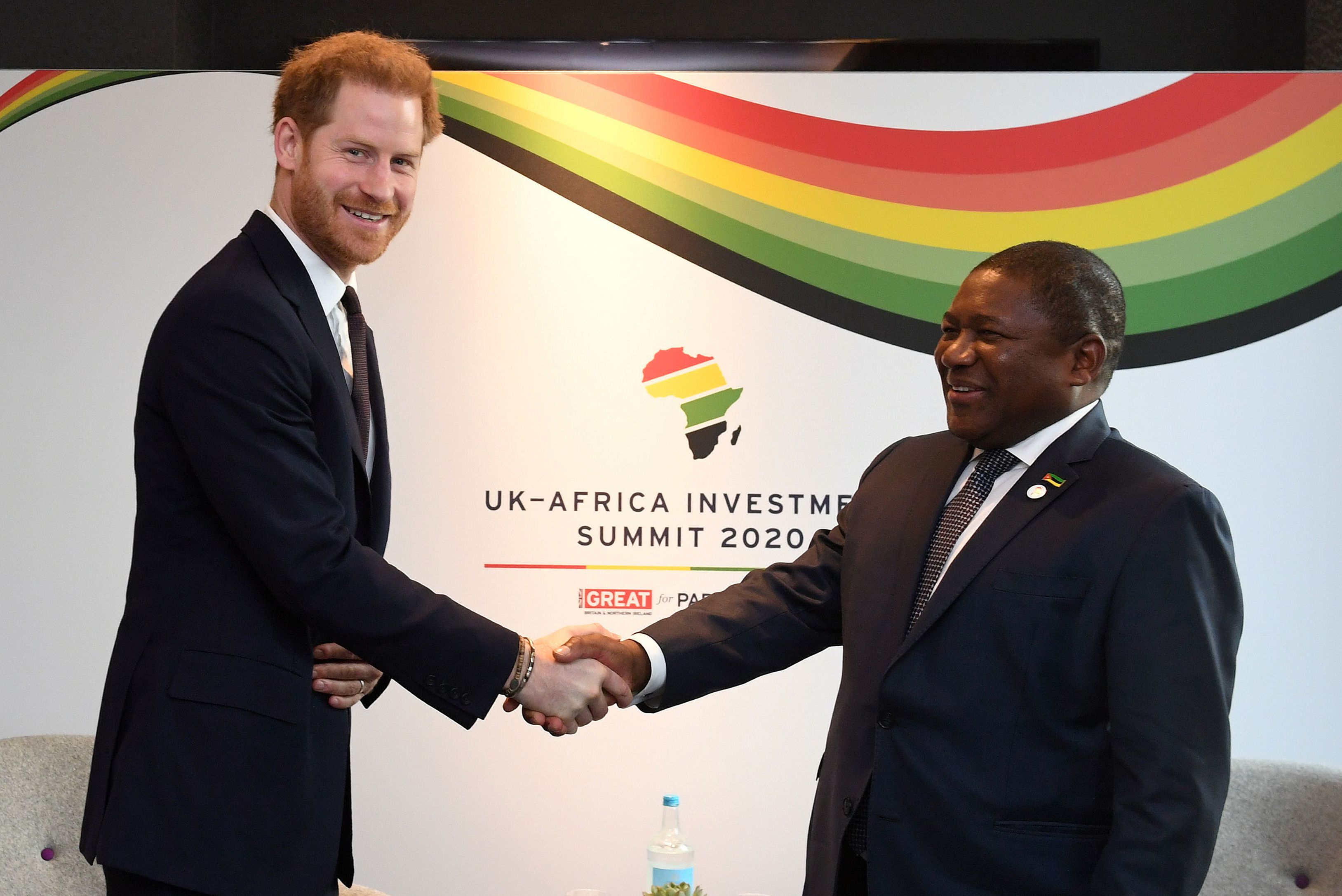 El príncipe Harry junto al presidente de Mozambique Filipe Nyusi (Stefan Rousseau / POOL / AFP)