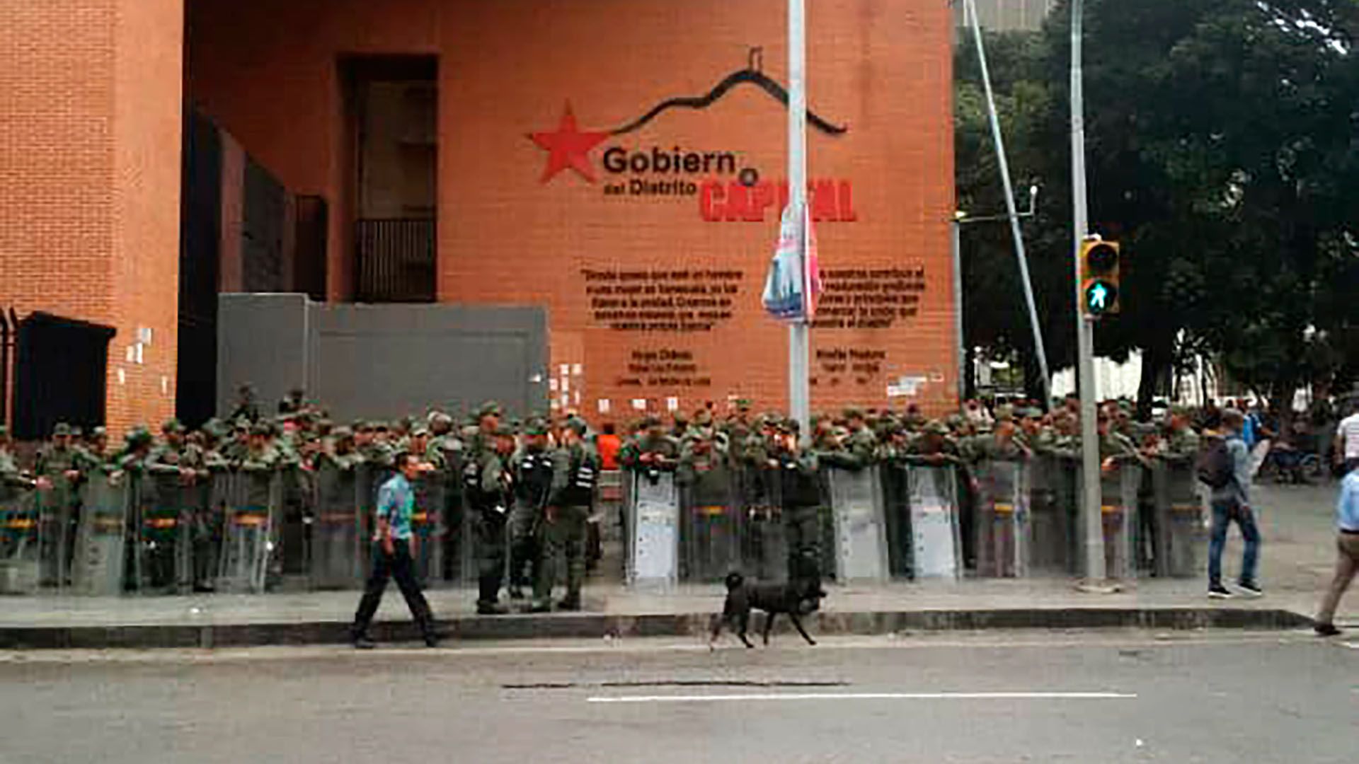 Hay una fuerte presencia de la Guardia Nacional Bolivariana en los alrededores de la Asamblea Nacional (@AsambleaVE)