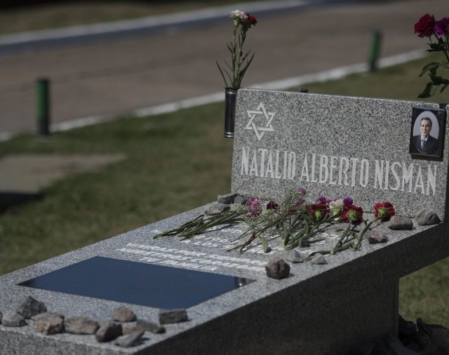 Frente a la tumba de Alberto Nisman, el titular de la DAIA volvió a afirmar que el fiscal fue asesinado