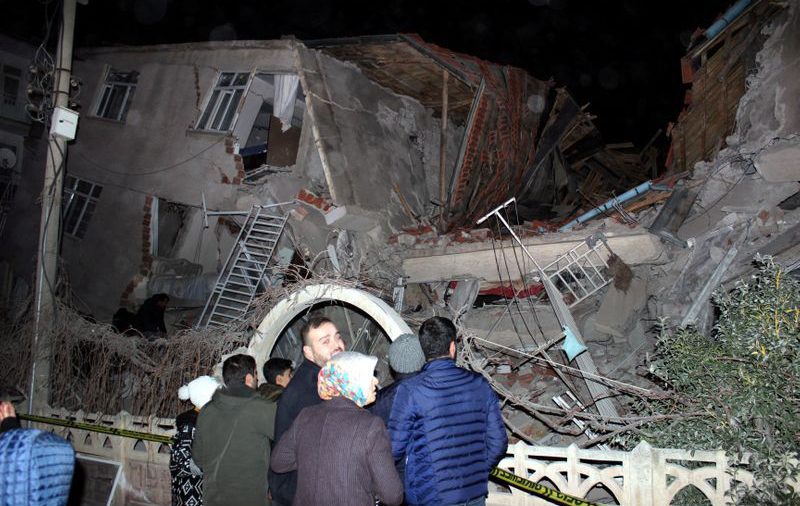Fuerte sismo sacude este de Turquía, deja al menos 14 muertos y edificios colapsados