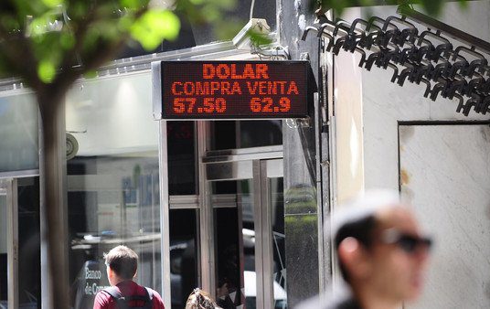 La brecha con el dólar oficial ya es del 36%