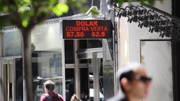 La brecha con el dólar oficial ya es del 36%