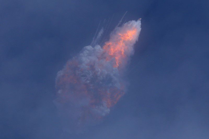 Un motor de cohete SpaceX Falcon 9 se autodestruye después de arrojar la cápsula Crew Dragon durante una prueba de aborto en vuelo tras lanzamiento desde Centro Espacial Kennedy en Cabo Cañaveral, EEUU, 19 enero 2020.
REUTERS/Joe Rimkus Jr