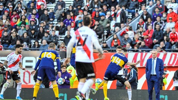 Más polémica con la Superliga: denuncian irregularidades en la licitación para televisar los partidos al exterior