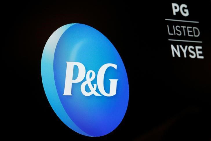 Foto de archivo del logo de Procter & Gamble Co. en la Bolsa de Nueva York. Jun 27, 2018. REUTERS/Brendan McDermid