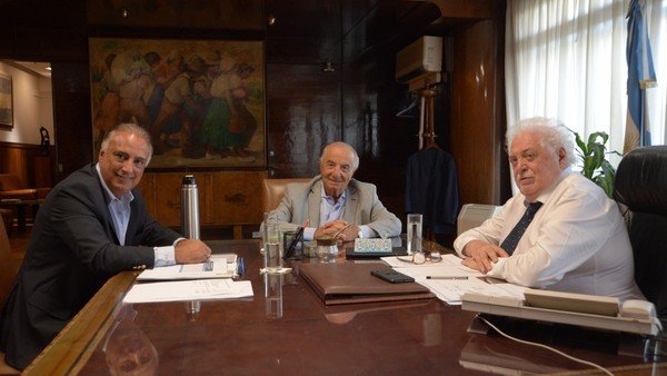 Reunión entre el ministro Ginés González García y al gremialista Armando Cavalieri, para abordar dos temas clave