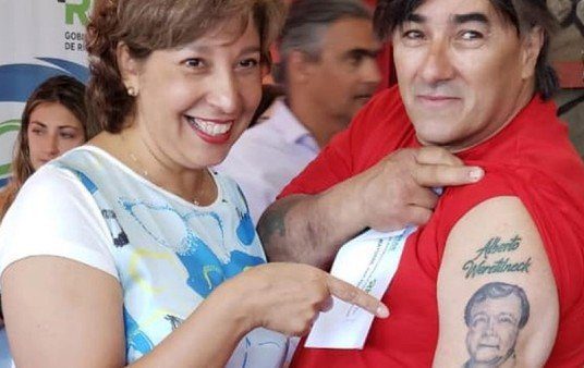Un gobernador los ayudó para curar a su hija y una pareja se tatuó el rostro en los brazos