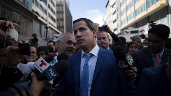 Venezuela: Juan Guaidó lidera una sesión con parlamentarios opositores en la sede de un diario