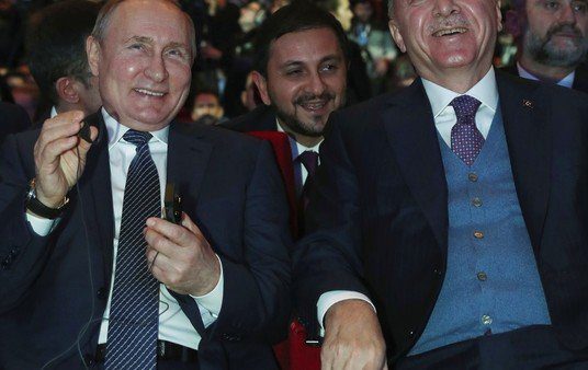 Vladimir Putin, en Turquía para inaugurar un gasoducto y analizar la guerra en Libia