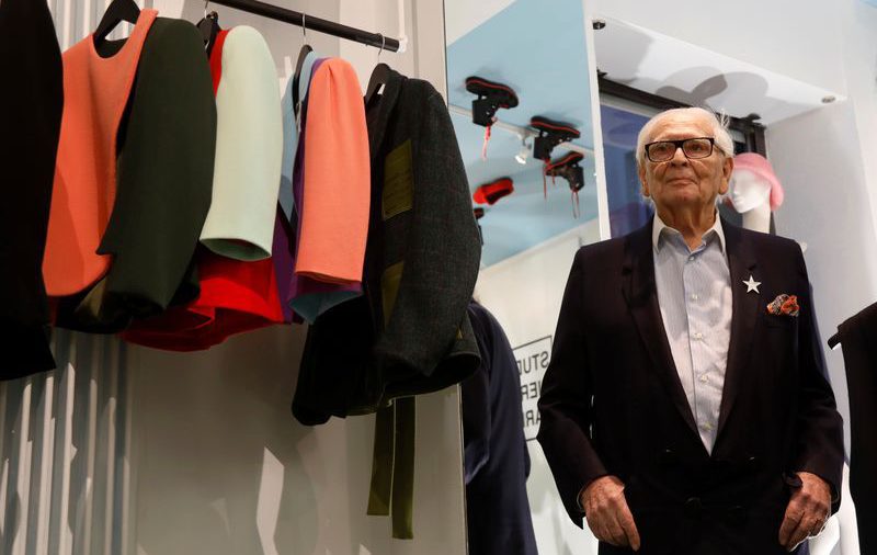 A los 97 años, diseñador Cardin sigue buscando a la próxima estrella de la moda