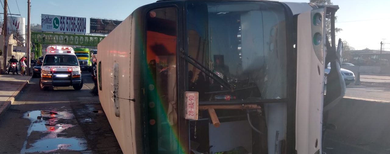 Choque de autobús en la autopista México-Pachuca deja al menos 19 heridos