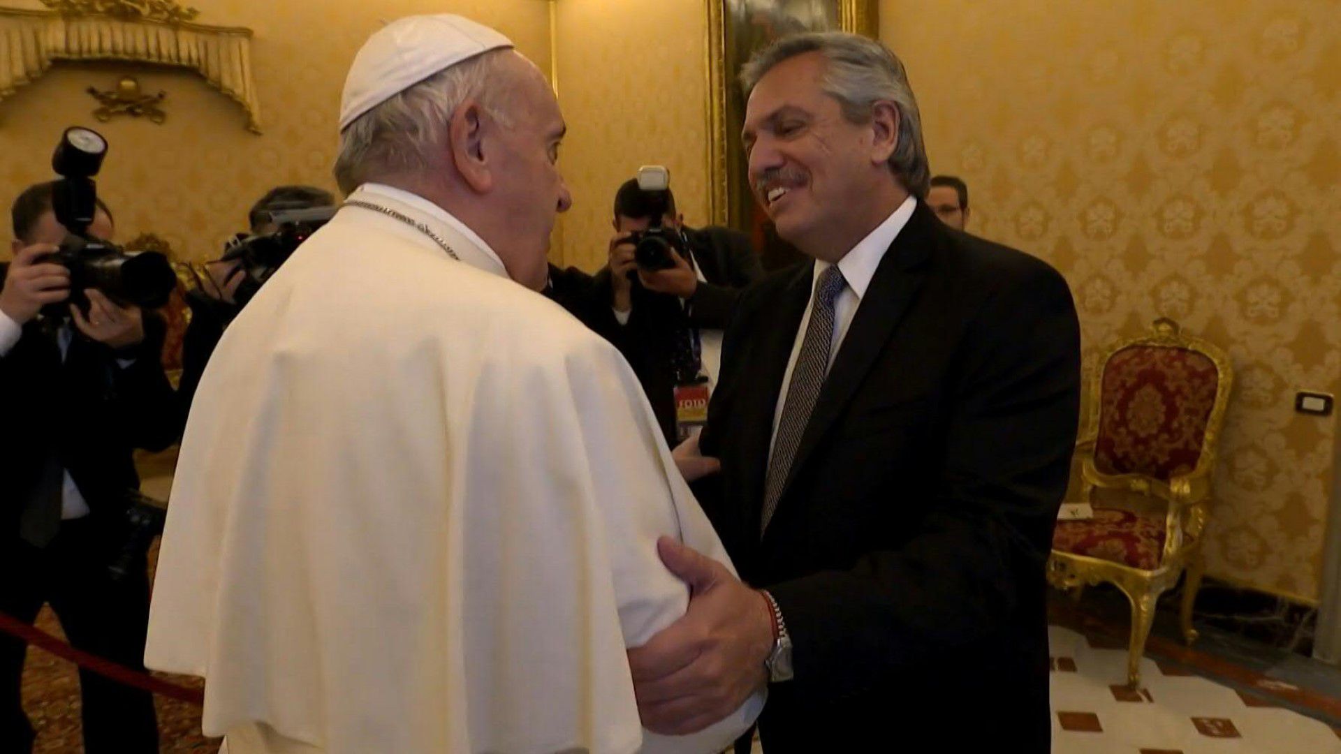 El presidente de Argentina, Alberto Fernández, comenzó una gira por Europa con una reunión con el Papa Francisco, en busca de apoyo para la renegociación de la deuda