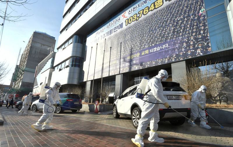 "Como un apocalipsis zombie": residentes al límite mientras crecen casos de coronavirus en Corea del Sur