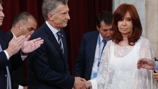 Cristina Kirchner explicó el por qué del frío saludo a Mauricio Macri durante la asunción de Alberto Fernández