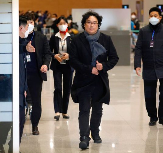 Director de "Parasite" Bong Jun Ho es recibido como héroe en Corea del Sur