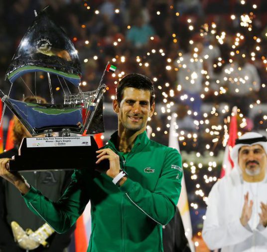 Djokovic vence a Tsitsipas y logra su quinto título en Dubái