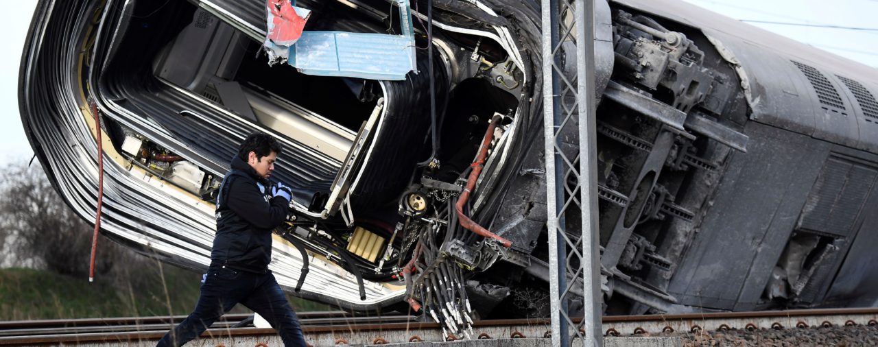 Dos muertos y 27 heridos por el descarrilamiento de un tren de alta velocidad en Italia
