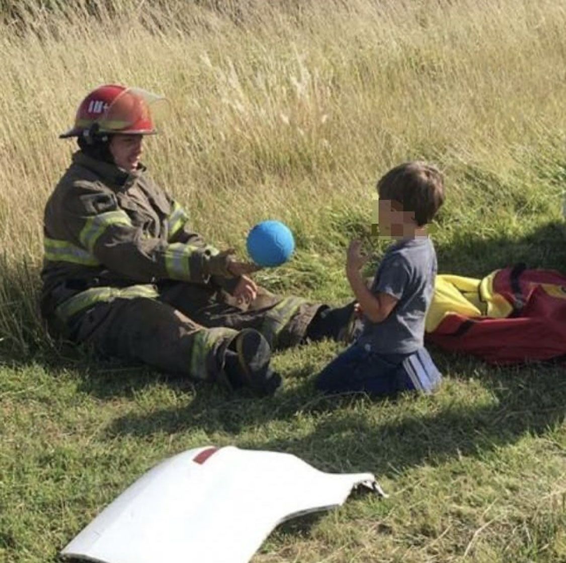 Otra de las fotos que retratan el momento en el que los bomberos intentan distraer al chico.