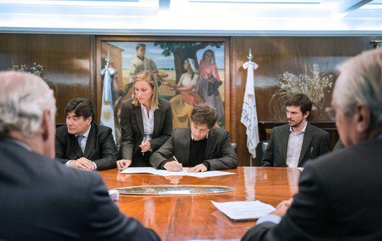 Estilo Kicillof: tensar la cuerda pero, al final, terminar pagando
