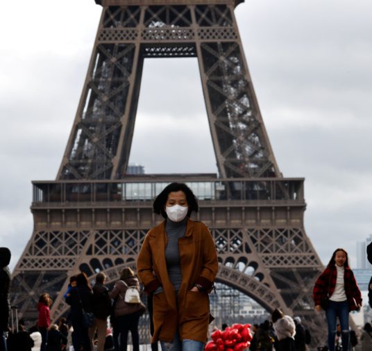 Francia decidió cancelar eventos de más de 5.000 personas en lugares cerrados por el coronavirus