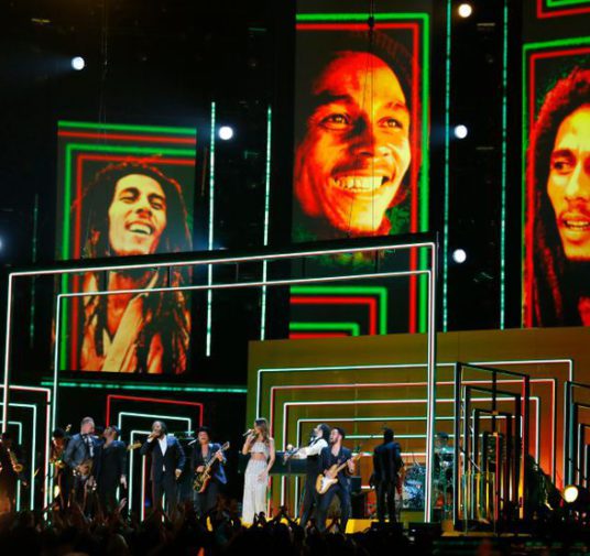 Inspiración para dibujar: video marca 40 años de canción "Redemption Song", de Bob Marley