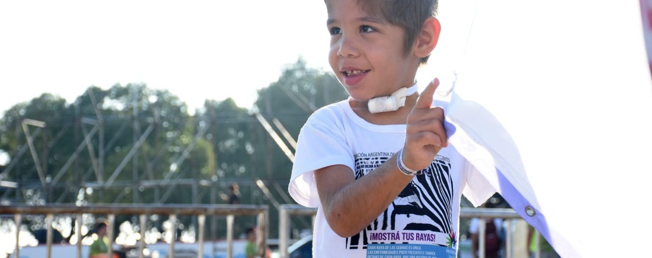 La experiencia de Wally, el niño de 5 años que tiene el Síndrome de Cantú e izó por primera vez la bandera en Rosario