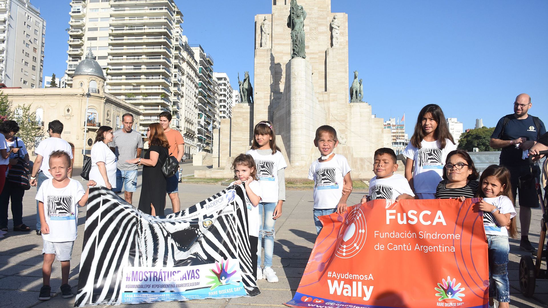 Wally junto a los otros niños con Síndrome de Cantú de la ciudad de Rosario que presenciaron el izamiento de la bandera hoy 29 de febrero 